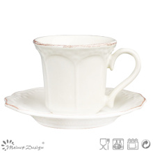 Tasse à thé classique en céramique et soucoupe avec pinceau brun